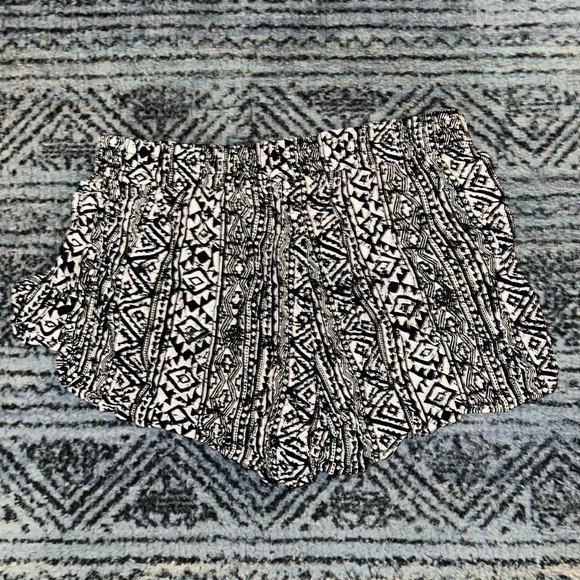 Lightweight Aztec Shorts w Side Slit (Black & White size Large) - Picture 2 of 4